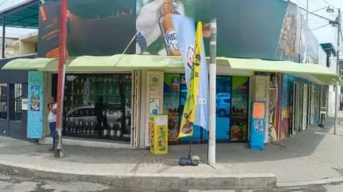 En Catia La Mar Estado La Guaira A Pie De Calle, Vendo Fondo De Comercio Y Activos Que Incluye (patente De Licores, Bodegón, Restaurant) Local: 300 M2 Oficina, Depósito Baños Activos A