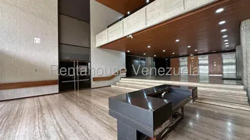 Oficina En Alquiler. Prados Del Este. Ubicada En Prestigioso Edificio Empresarial Con Seguridad 24/7 Y Estacionamiento. Fc // 26-18009