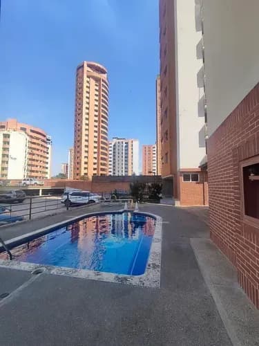 Vende Apartamento En Urb. Jardin Mañongo, Residencias Valle Claro, 85 Mts2 Piso Bajo. Sin Amoblar. Areas Verdes Planta Eléctrica 50% Vigilancia Privada Pozo De Agua Propio Piscina. Rg