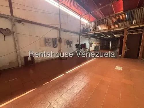 Raíza Suárez Vende 2 6 1 2 1 6 8 Local Comercial Con 8 Habitaciones, 12 Baños, Amplia Sala, Cocina Y Comedor Integrados, 2 Mezzanina, Ubicado Al Oeste De Barquisimeto
