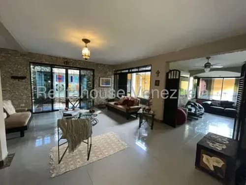Casa En Venta Hermosa Y Espaciosa Planta Electrica Excelente Zona En Guaparo Valencia Diana C, 26-15846