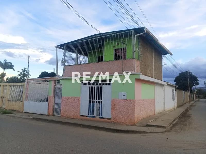 Hermoza casa en venta zona norte de Barquisimeto, Estado Laracon local doble propósito, cerca de Hiperlider