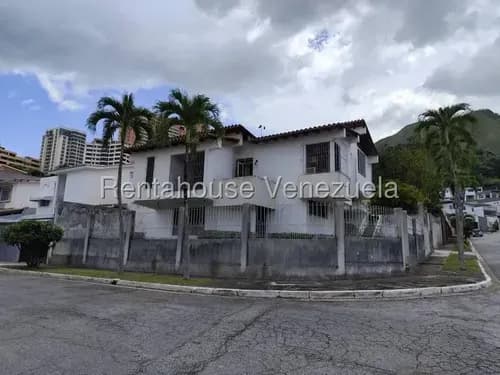 Se Vende Espectacular Casa En La Urb El Parral - Valencia. Ubicada En Esquina, Ideal Para Remodelar Además Cuenta Con Piscina Y Área De Parrilla. Ubi Calle Cerrada Con Vigilancia 24/7. Solo Clientes