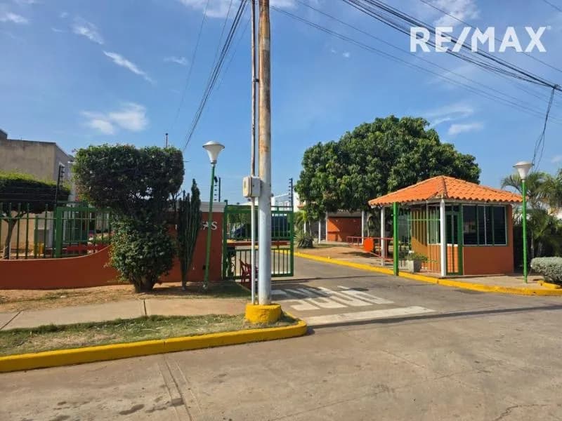 EXCELENTE TOWNHOUSE EN CONJUNTO RESIDENCIAL LA LAGUNITA