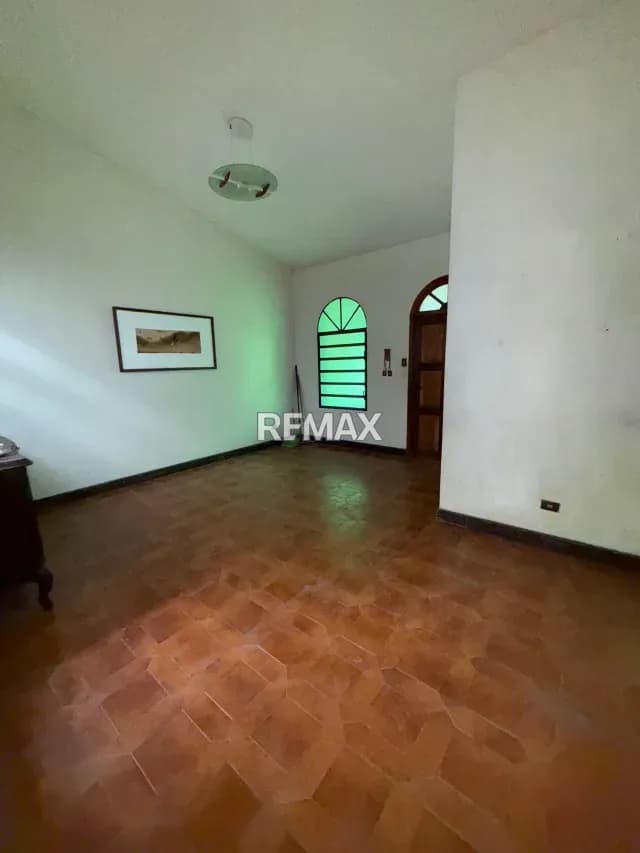 Casa con anexo de una planta en venta trigal sur calle cerrada para remodelar