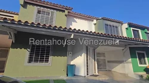 Iris Marín Vende Bella Casa Amblada Y Conectada A La Planta Ubicada En Cabudare Av Intercomunal Urb Villa Roca Conjunto Privado