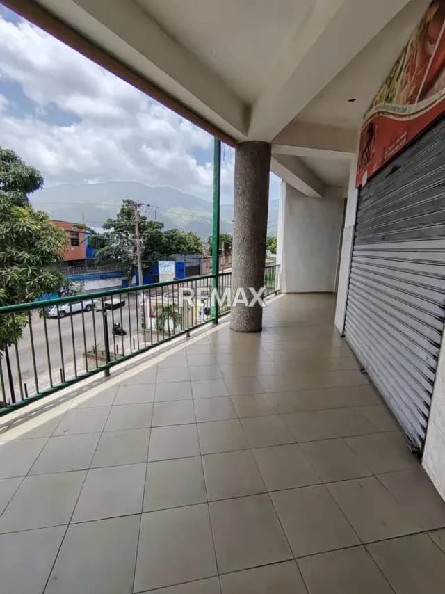 Venta de Local Comercial en C.C. Daymar Guatire, Estratégica Ubicación Cerca de la IUTEP