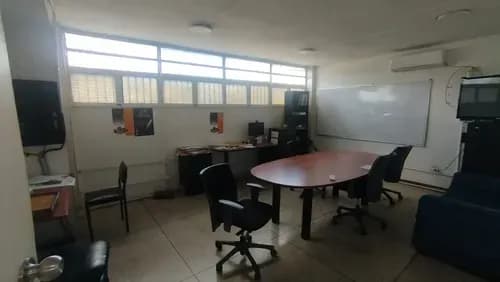 Casa Comercial Con Galpón, Con Más De 500 Metros De Construcción, Está En Proceso De Remodelación. (ke)