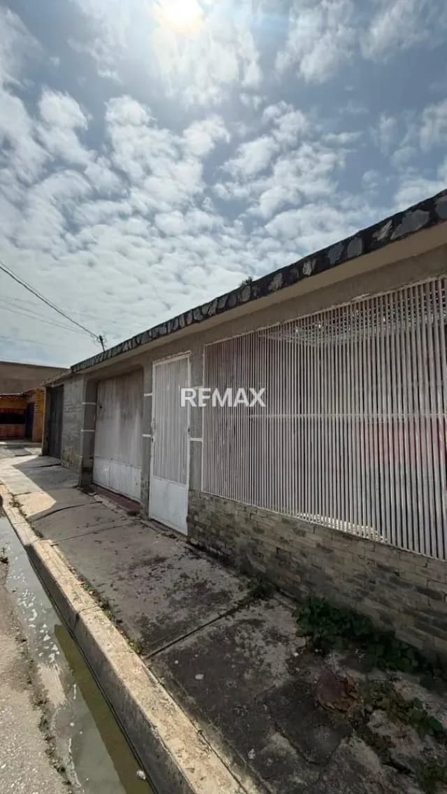 Se vende casa en esquina Ubicada en el trigal ( calle acceso con Porton)