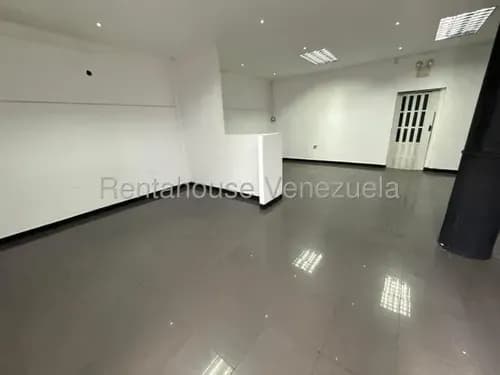 Daniela Linarez Vende Imponente Galpón De 612m2 Con Oficina Moderna, Área De Recibo Y Un Apartamento En Planta Alta Con Sala, Comedor, Cocina, Dormitorios, El Centro De Barquisimeto