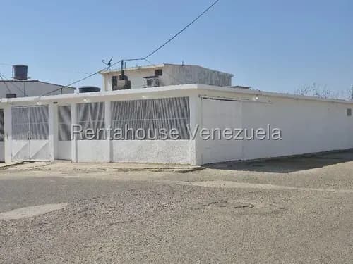 Cómoda Casa En Venta Ubicada En Esquina En Punto Fijo # 26-19264