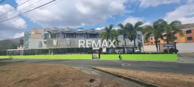 Bello y cómodo local Comercial Ubicado en CC Plaza Esmeralda