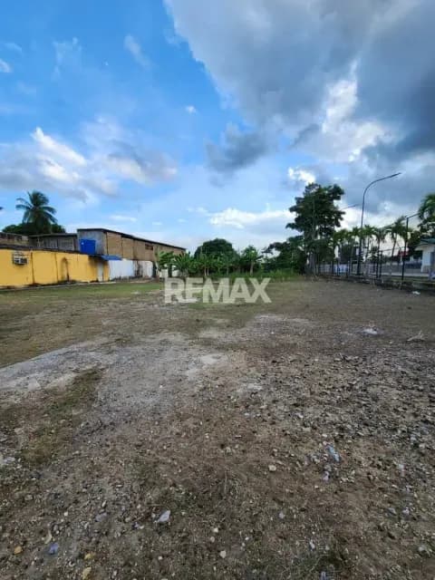 SE VENDE PARCELA DE USO COMERCIAL EN SECTOR LAS AVENIDAS.