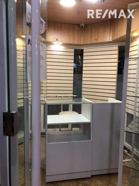 En venta Local Comercial ubicado en el Centro Comercial Puente Real 4,85mt2