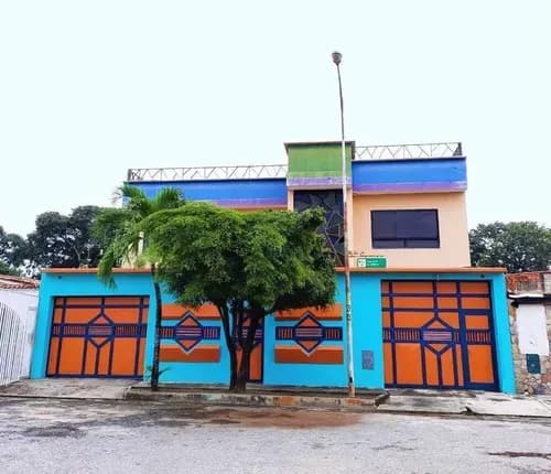 Se Vende Casa Quinta De Tres Niveles A Estrenar Con Gran Potencial Comercia
