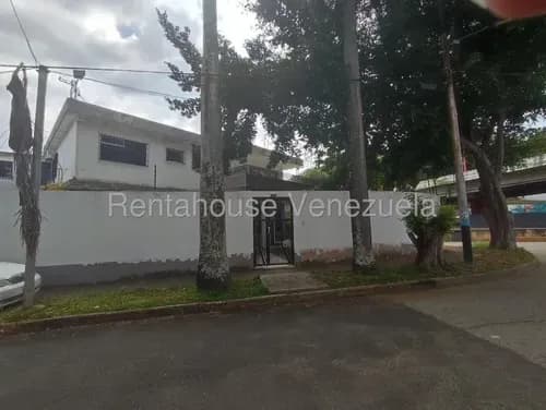 Se Vende O Alquila Una Amplia Y Estratégica Casa Comercial, Perfectamente Acondicionada Para Funcionar Como Sede Corporativa De Alto Nivel, Oficinas Administrativas O Centro De Consultorios