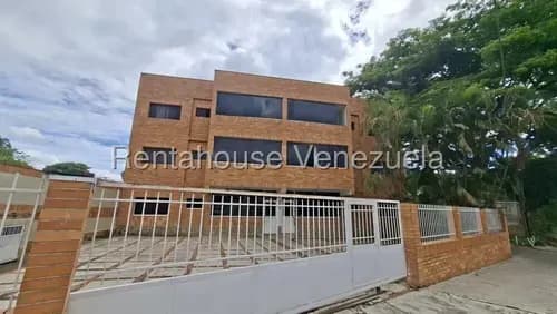 Se Vende Impecable Apartamento En Planta Baja, Ubicado En Una De Las Zonas Más Estratégicas, A Tan Solo Pasos De La Avenida Bolívar.