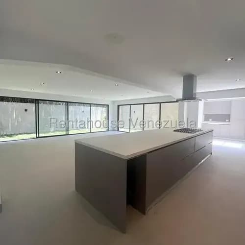 Espectacular Casa Totalmente Remodelada En Venta Ubicada En Un Conjunto Privado Con Vigilancia Privada De La Urb. Alta Florida Mls #26-5469 Bm