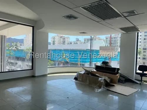 Local Comercial Con Excelente Flujo De Personas Y Visibilidad. Espacios Listos Para Adaptar A Tu Marca. Planta 50% Áreas Comunes Y Pozo De Agua.