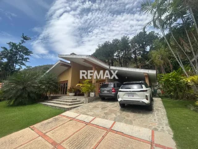 En venta hermosa casa en la Urbanización Guaparo