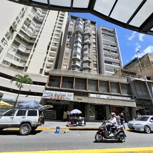 Local Comercial En Alquiler A Pie De Calle Av. Ff.aa