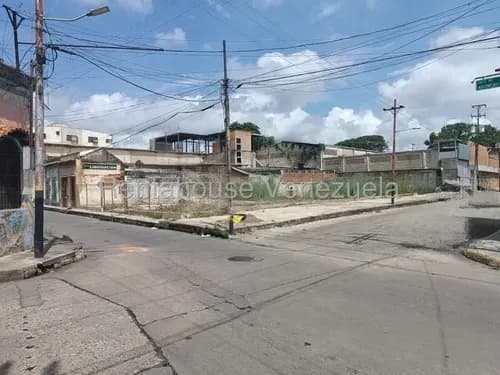 Excelente Y Amplio Terreno Ubicado En Concurrida Zona Vehicular Y Peatonal. A Menos De 50 Metros De La Av. Cedeño De Valencia. Este Se Encuentra Adicionalmente Con Un Proyecto De Centro Comercial