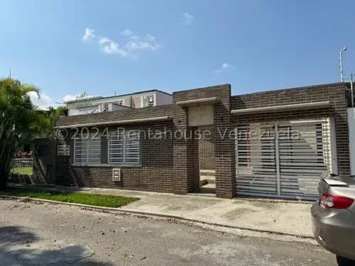 Linda Casa De Una Sola Planta En Venta Santa Cecilia 24-21399 Ma