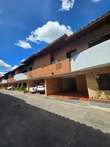 Bello Townhouse En Mañongo Frente Al Sambil , Planta 80% Fácil Acceso A La Autopista, Clima De Montaña.