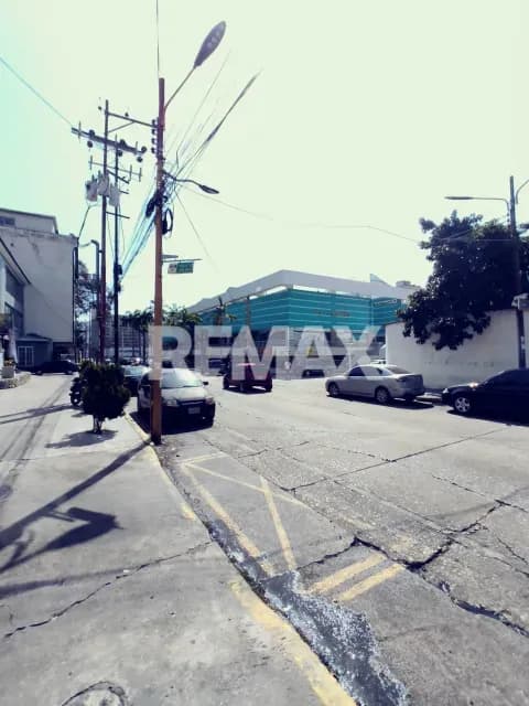 VENTA DE LOCAL COMERCIAL AV BOLIVAR CERCA MULTIMAX