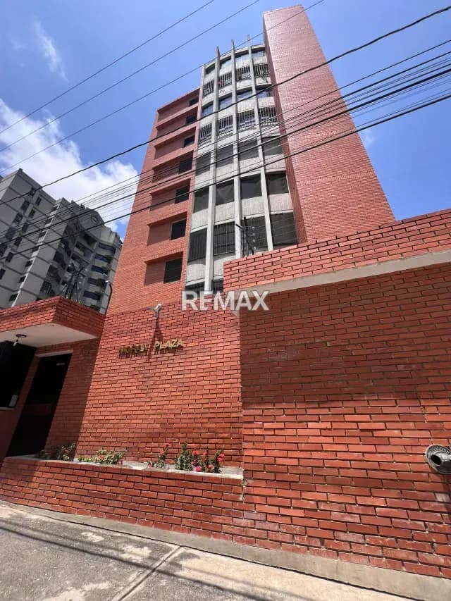 En Venta amplio apartamento en Avenida Los Abogados