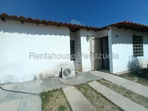 Acogedora Propiedad Con Excelente Distribución Y Acabados De Calidad, Ubicada En Uno De Los Conjuntos Más Exclusivos Y Seguros De La Zona. Contáctame Yesenia Meneses Rah 26-16744