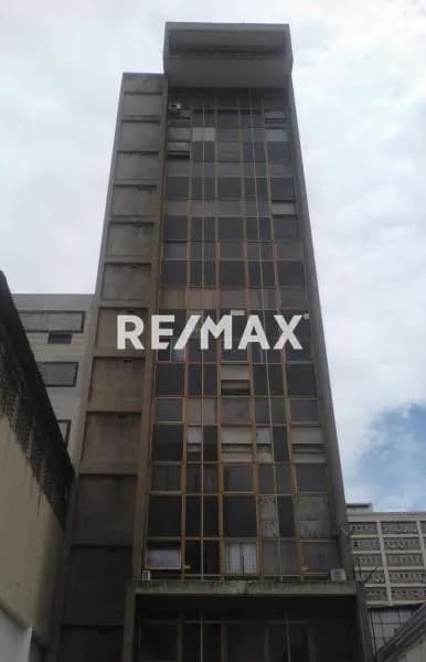 AMPLIO Y MAGNÍFICO LOCAL EN VENTA A UNA CUADRA DE LA AV. LECUNA