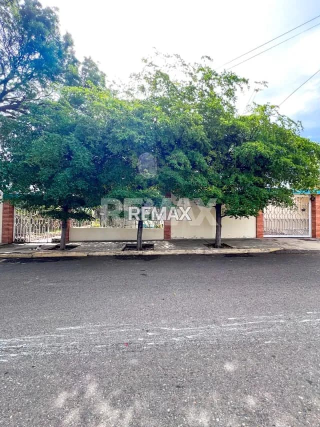 Amplia casa en la Urbanización Maracaibo