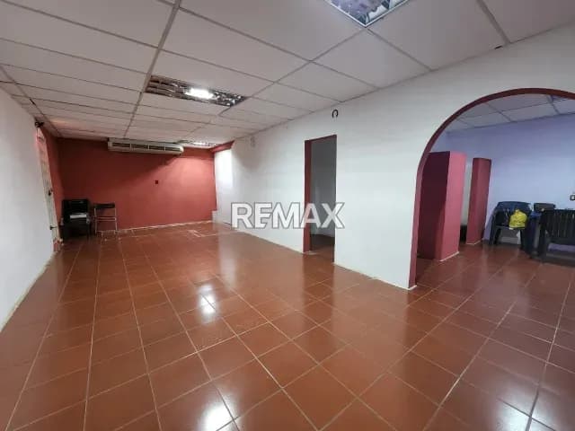 Alquiler Local en Av. Ollarvides Puerta Maraven