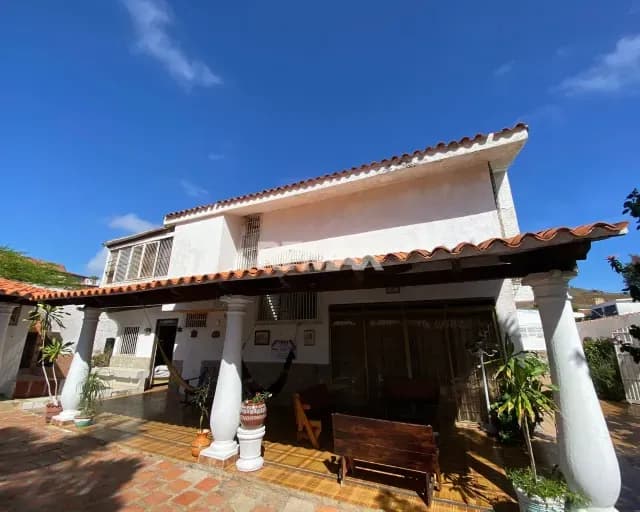 CASA EN VENTA, MUNICIPIO MANEIRO, ISLA DE MARGARITA. 520M² DE CONSTRUCCIÓN FRENTE A FARMATODO PAMPATAR. CAPACIDAD PARA 15 PERSONAS, PISCINA Y CANEY ¡INVIERTE EN RENTABILIDAD!