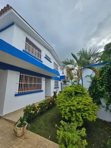 Casa De 2 Niveles Con Patio En Venta Ubicada En La Urb. La Viña, Valencia, Edo. Carabobo.