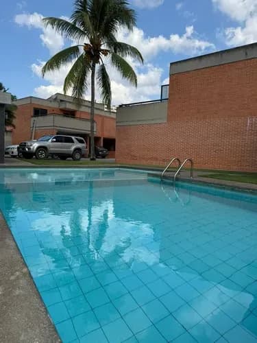 Townhouse En Venta Valles De Camoruco Valencia. Planta Al 100% Y Pozo. Cerca De Zona Comercial, Colegios, Gimnasios. Fácil Acceso A La Autopista Y Vías Principales. Dapo