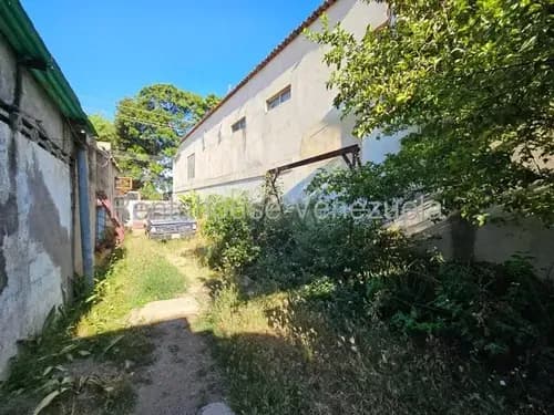 Maritza Lucena Vende Amplio Terreno En Centro De Barquisimeto. Ideal Para Uso Residencial O Comercial, Con Portón De Acceso.