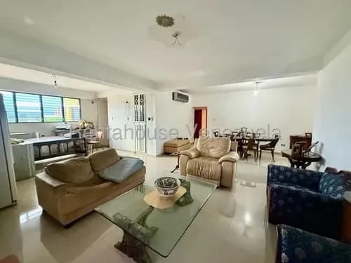 Daniela Linarez Vende Estratégico Apartamento Con 4 Habitaciones, 3 Baños, Cocina Para Remodelar Tipo Concepto Abierto, Sala, Comedor, Balcón, Ubicado En El Triángulo Del Este De Barquisimeto