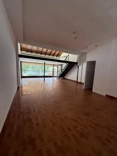 Se Vende Local Comercial De 2 Niveles Ubicado En La Vuelta De Lola En Merida