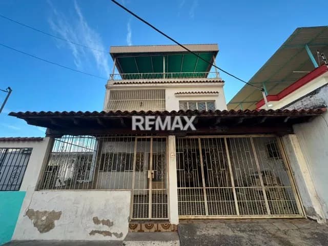 Casa Comercial en Venta, con Alto Potencial Comercial, Centro de Guatire