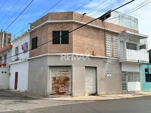 EN VENTA LOCAL Y APARTAMENTO