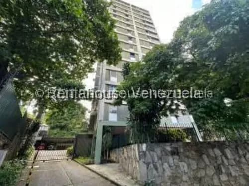 Santa Marta, El Cafetal !! Venta Precioso, Amplio Y Moderno Apartamento, Totalmente Remodelado, Piso Medio, 155 M2, 3 Hab, 3 Baños, 1 Pe, Moderna Y Cómoda Cocina. Excelente Oportunidad De Inversión !!