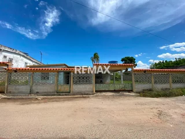 TERRENO CON AMPLIA CASA EN CIUDAD OJEDA