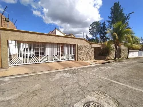 En Venta Casa En Altos De Guataparo Valencia Estado Carabobo Venezuela / Emer.