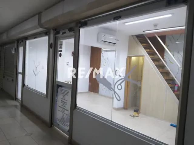 Venta de Local Funcional con Mezzanina - C.C. Villa Ávila