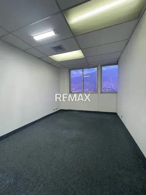 EXCELENTE OPORTUNIDAD PARA ALQUILAR OFICINA EN PLAZA VENEZUELA