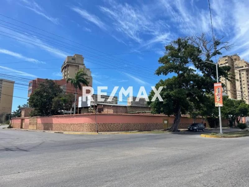 CASA CON POTENCIAL PARA CLINICA CON BUENA INFRAESTRUCTURA PARA REMODELAR