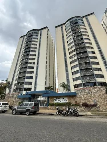 Se Vende Amplio Apartamento Con Excelente Ubicación En Mañongo