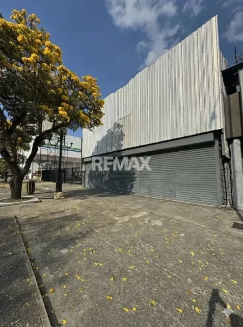 Local Comercial Av Bolivar frente al Misael Delgado